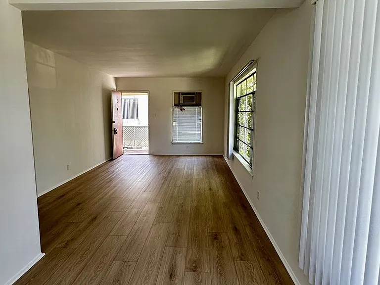 340 N Isabel St — Photo 7