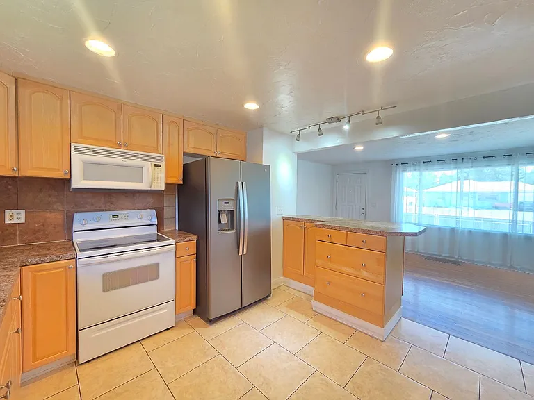 5621 N Hemlock St — Photo 9
