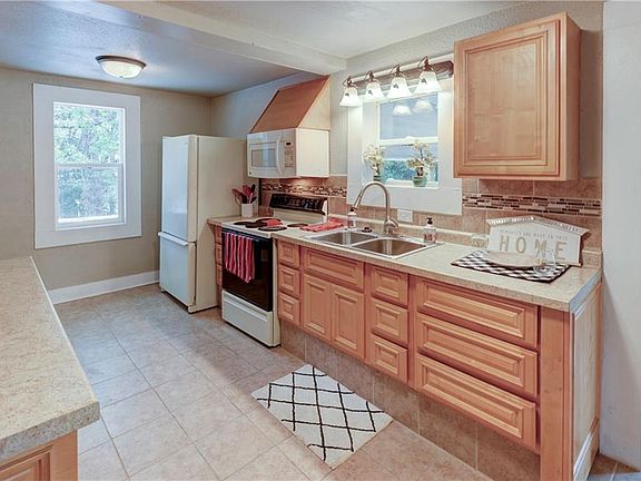 3rd image of 813 N River Blvd