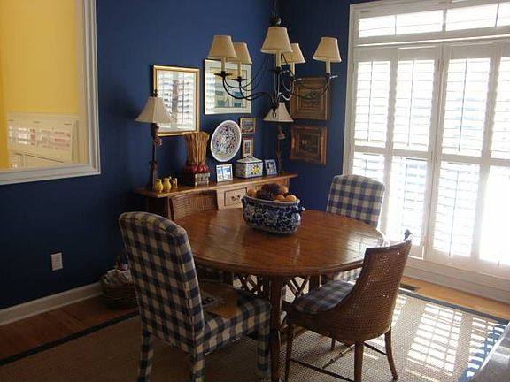 Eat-in area in the kitche