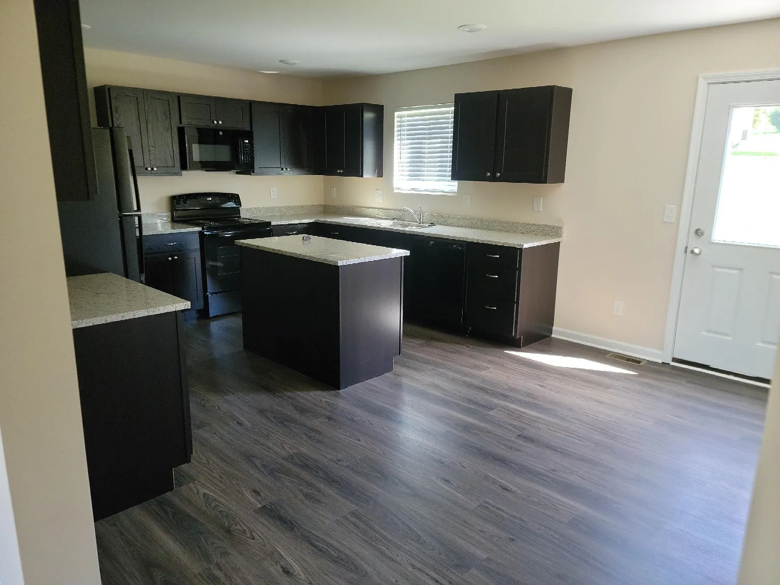 3 bed, 2.5 bath, 1700 sqft, $2,125 — Photo 3