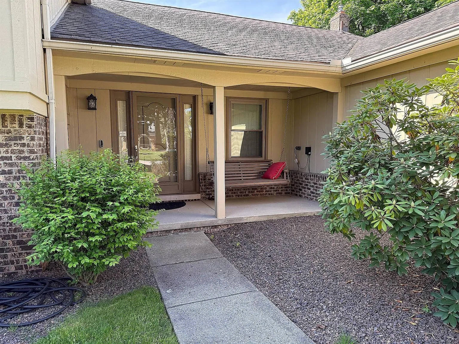 4 bed, 2.5 bath, 2096 sqft, $3,700 — Photo 2
