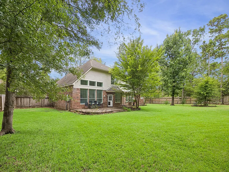 14 Guinevere Pl — Photo 3