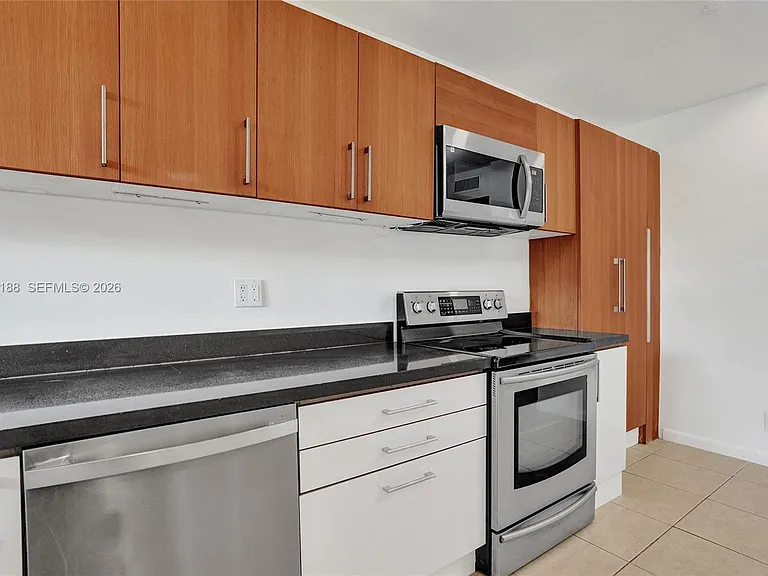 3050 NE 5th Ter #13 — Photo 9