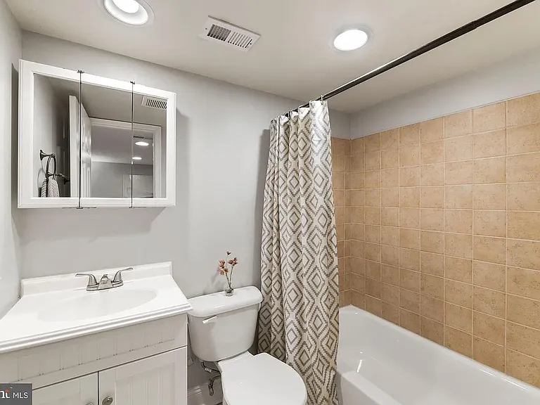 2219 Kearny St NE — Photo 22