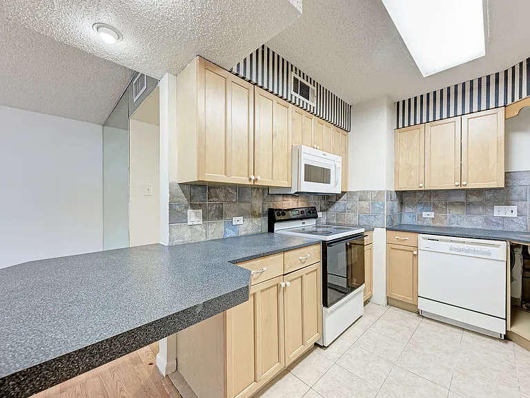 2404 Longview St #101 — Photo 10