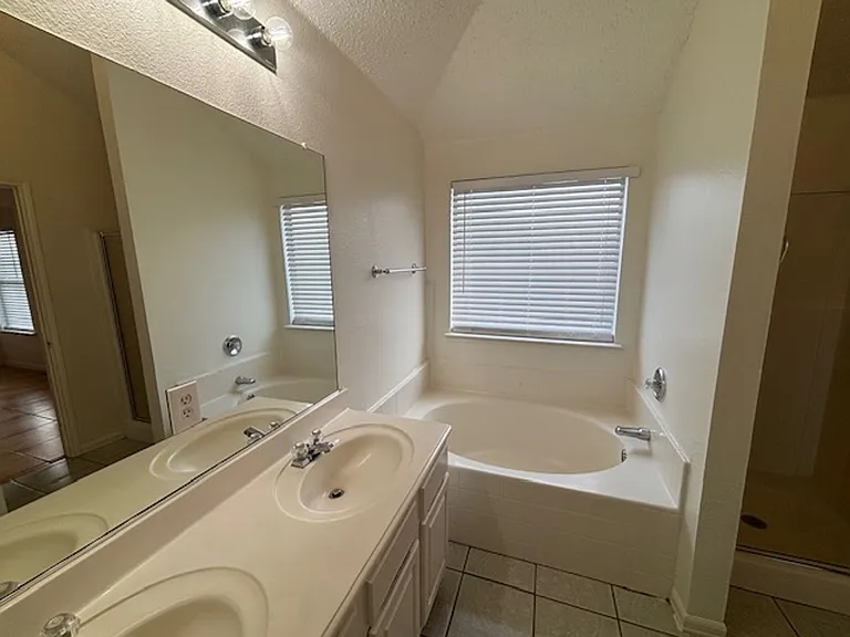 1008 Rock Springs Dr — Photo 25