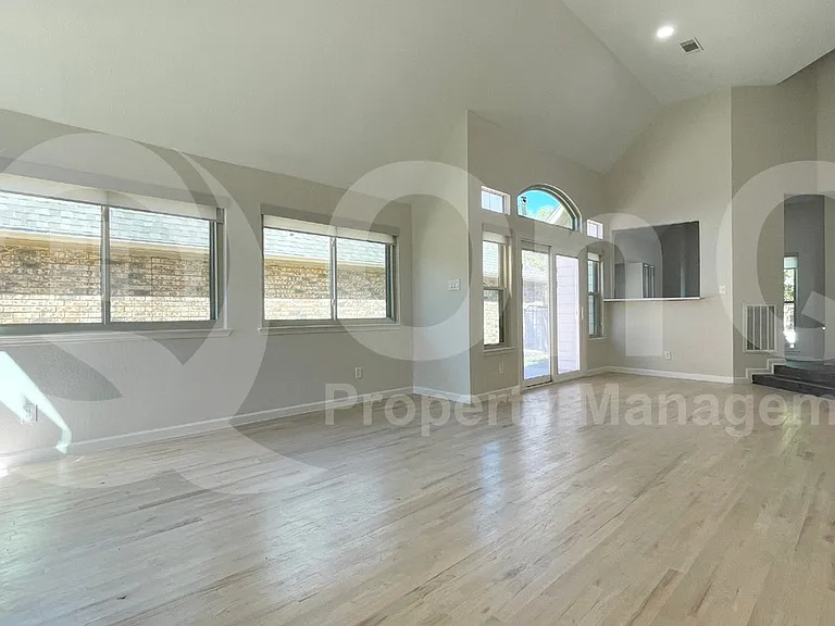 314 Dakota Trl — Photo 8