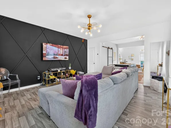 1031 Plaza Walk Dr, Charlotte, NC 28215