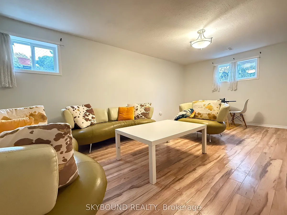 Photo 2 of 12 - 33 Yatesbury Rd #2 - Toronto, ON Building Photo - 33 Yatesbury Rd #2