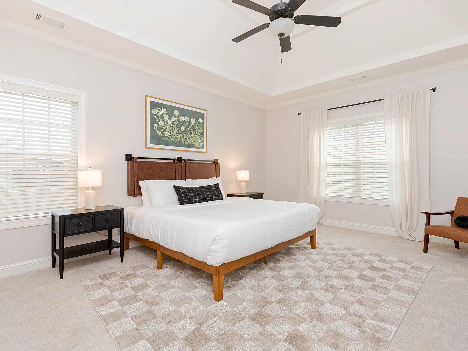 4 bed, 2.5 bath, 2400 sqft, $5,500 — Photo 2