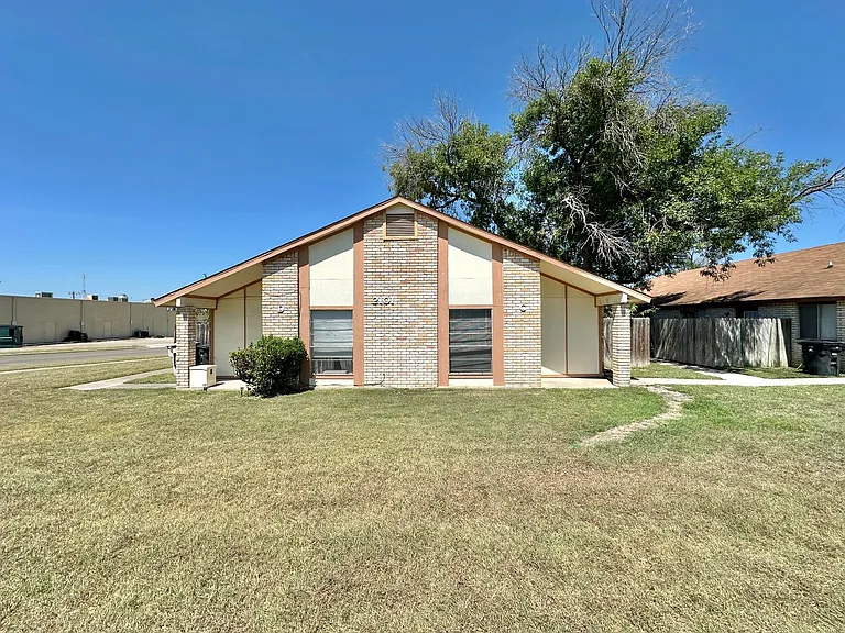 2101 Robert E Lee Dr — Photo 1