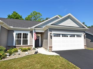 6022 Redfield Dr, Farmington, NY 14425