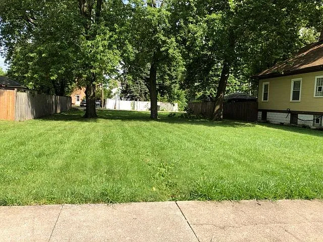 13913 S Michigan Ave photo 1