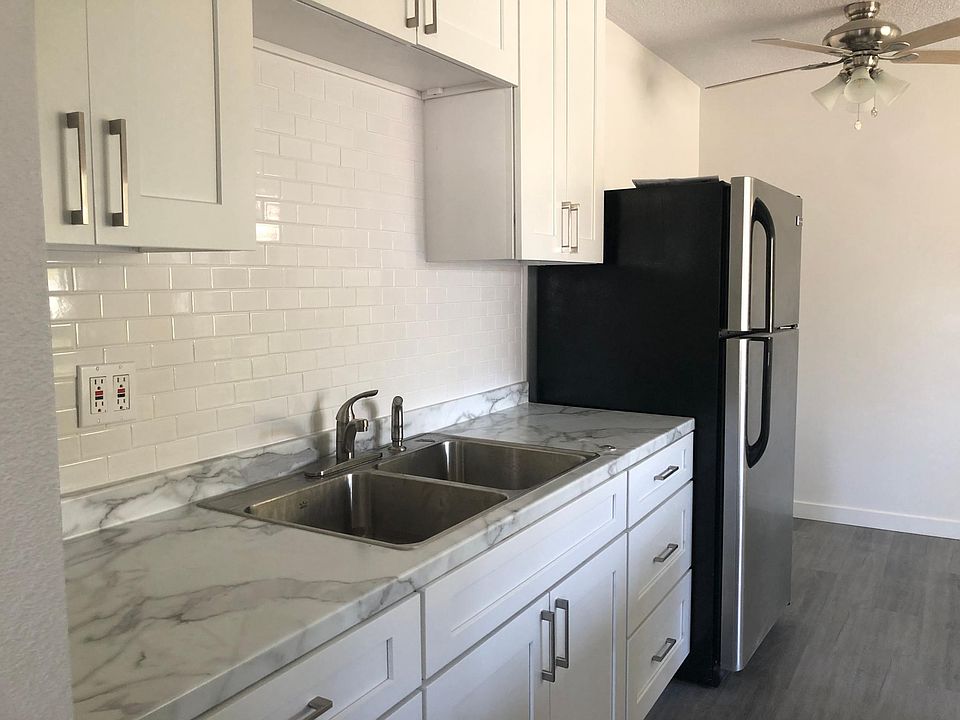 Check out this gorgous kitchen with the glimmering subway tile!!