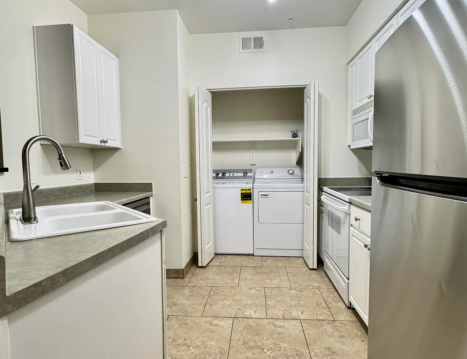 2 bed, 2.0 bath, 935 sqft, $1,650 — Photo 2