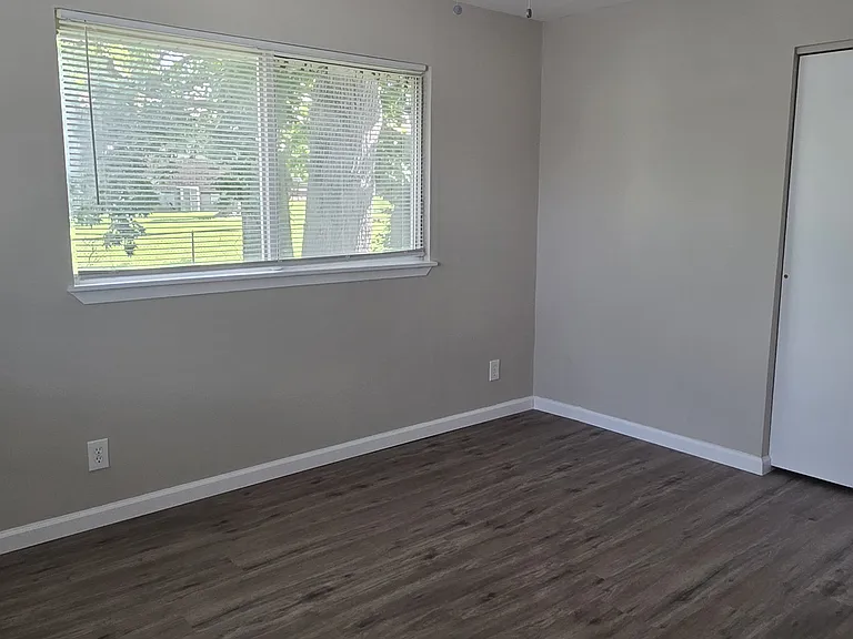 2259 Ainsworth Dr — Photo 9