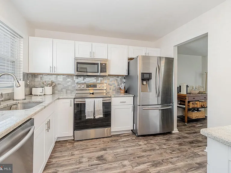 407 Cambridge Ct — Photo 3