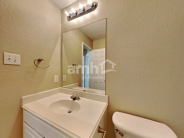1024 Halifax Ln — Photo 14