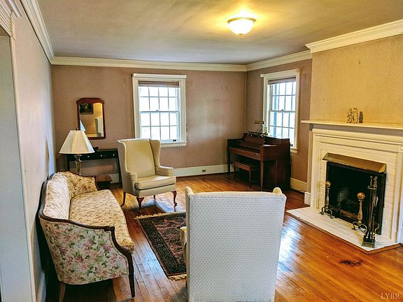 4th image of 109 Connecticut Ave