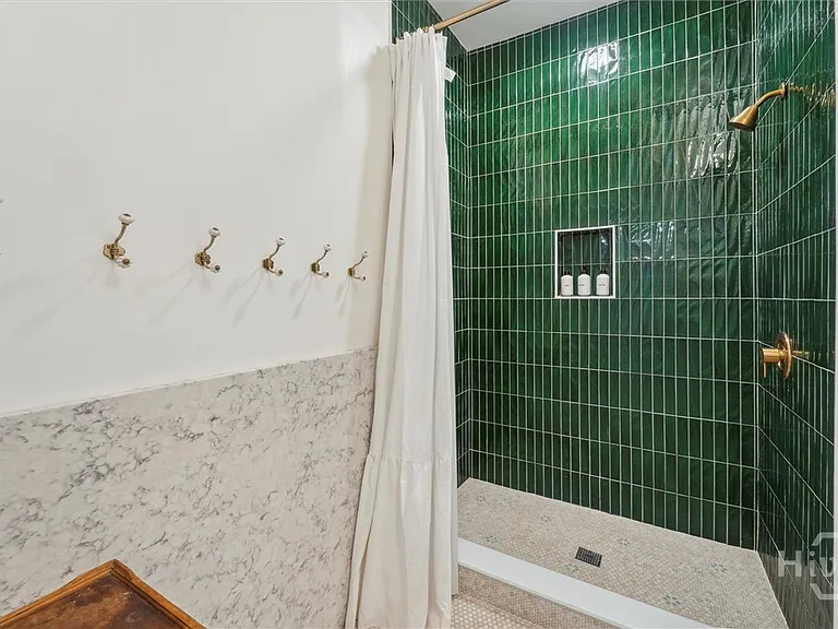 211 W 40th St #B — Photo 23