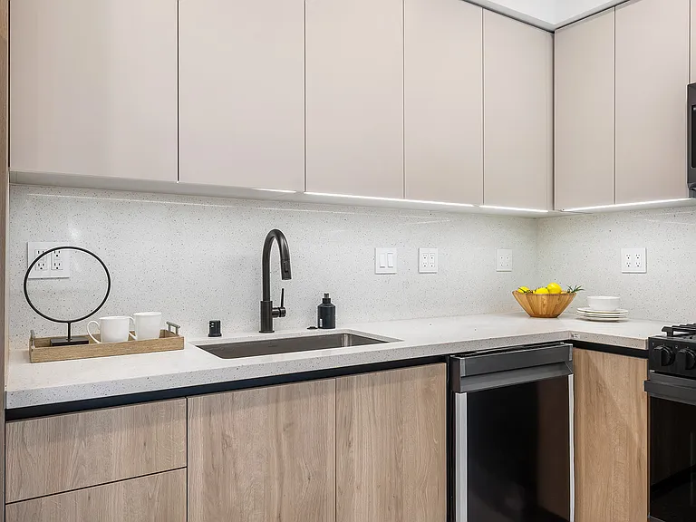 1016 N Martel Ave #108 — Photo 4