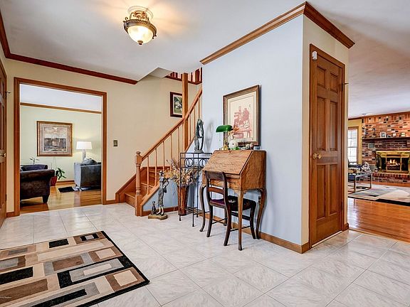3rd image of 8 Laurel Ct