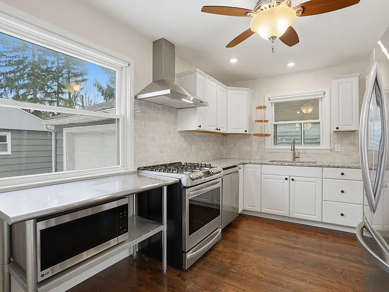 831 Loyola Dr — Photo 29