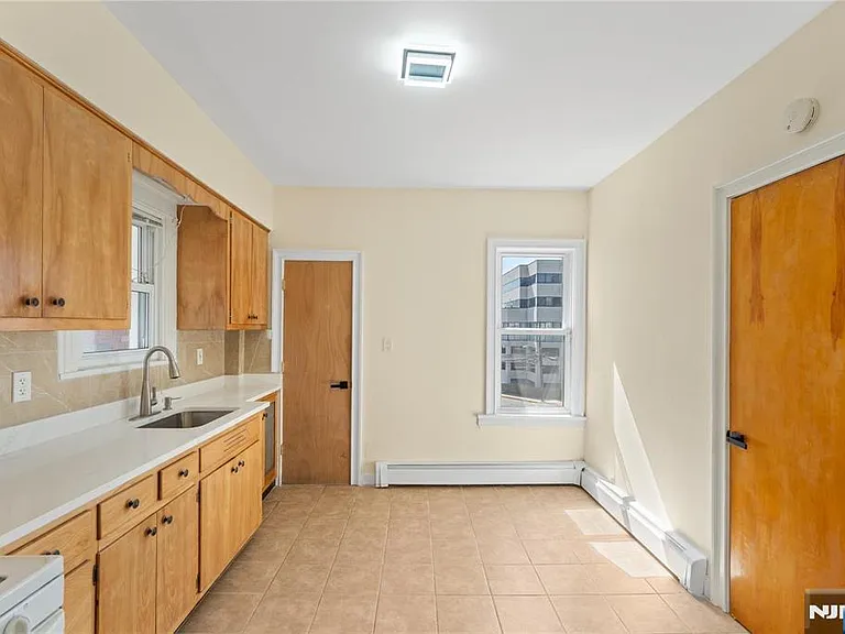 244 Lincoln Ave — Photo 4