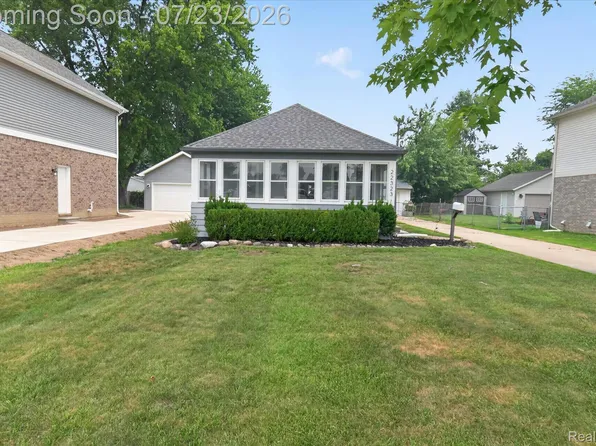 22323 Ridgeway St, Saint Clair Shores, MI 48080
