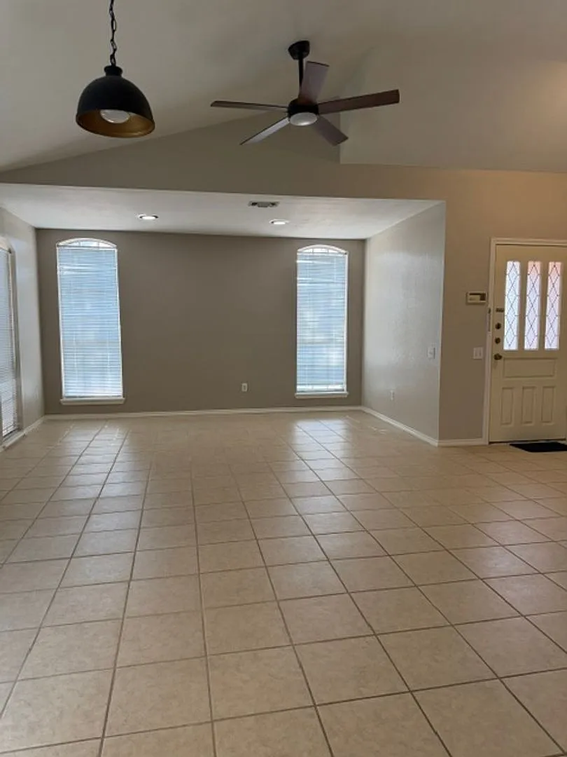 3 bed, 2.0 bath, 1600 sqft, $2,000 — Photo 2