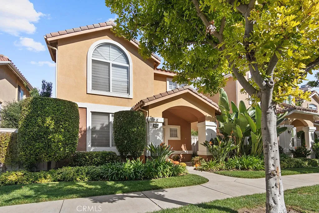 3 bed, 2.5 bath, 1574 sqft, $4,500 — Photo 2