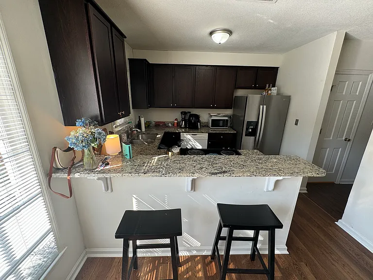 525 Waddell St #10 — Photo 5