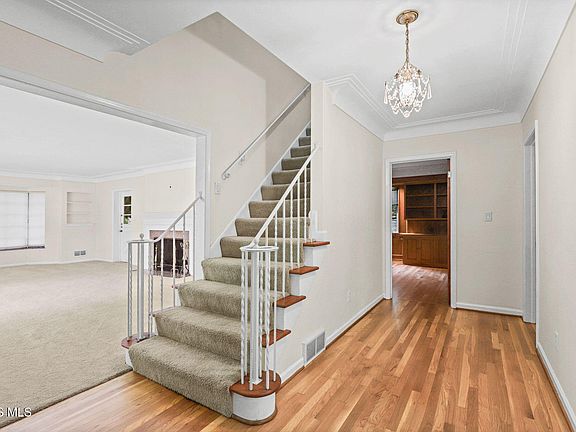 3rd image of 2630 Edgehill Rd