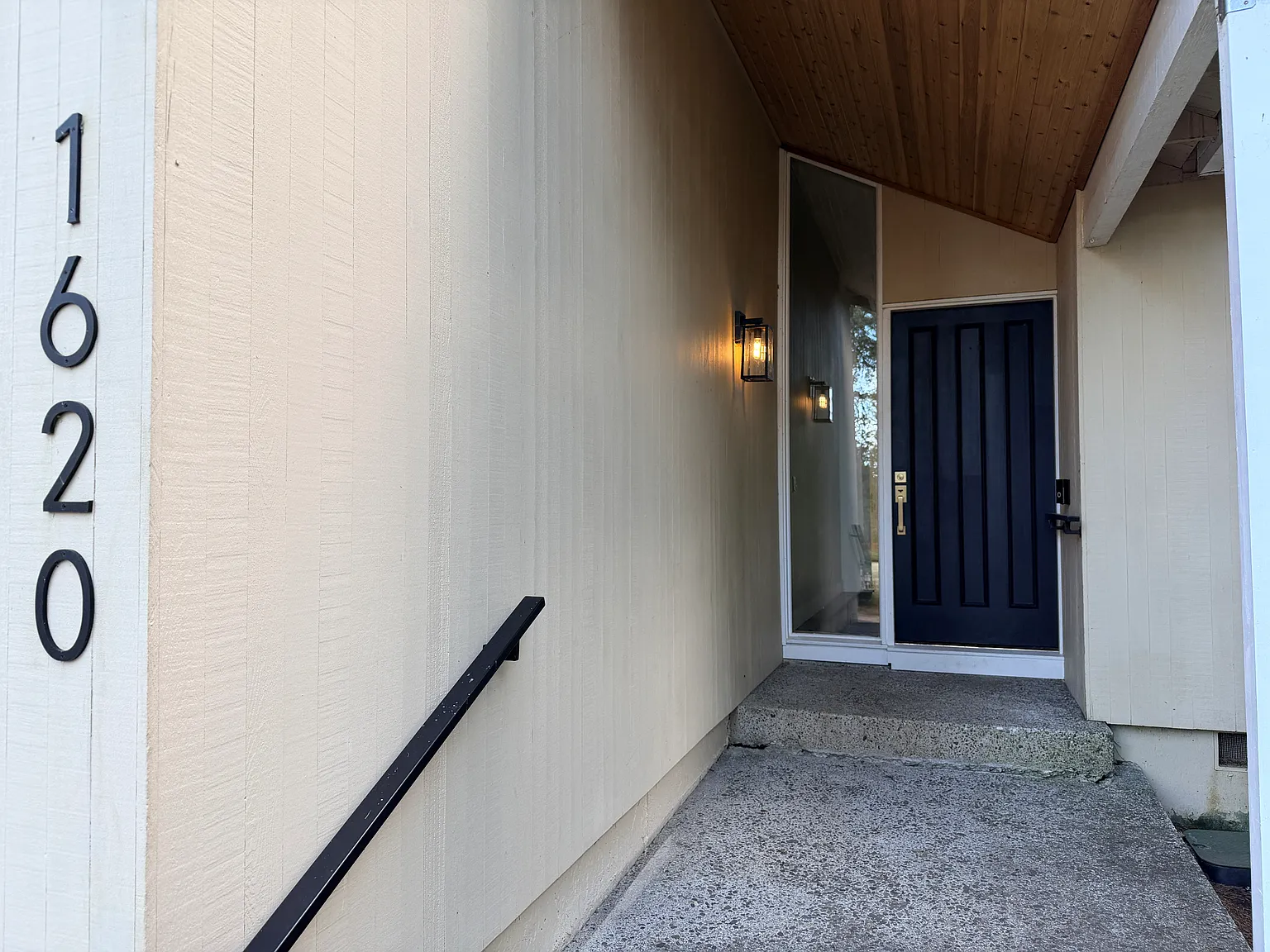 1620 Ash St — Photo 4