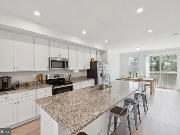 18255 Summit Pointe Dr, Triangle, VA 22172