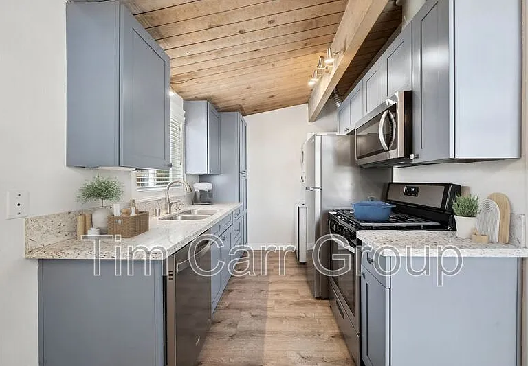 2545 Elden Ave — Photo 9