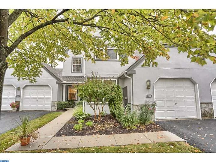 212 Hawthorne Ct N photo 1