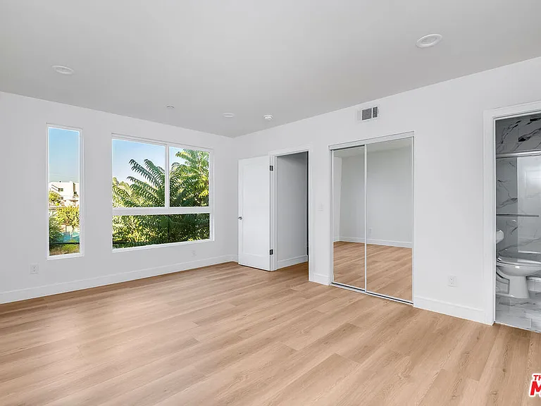 10801 Kling St — Photo 15