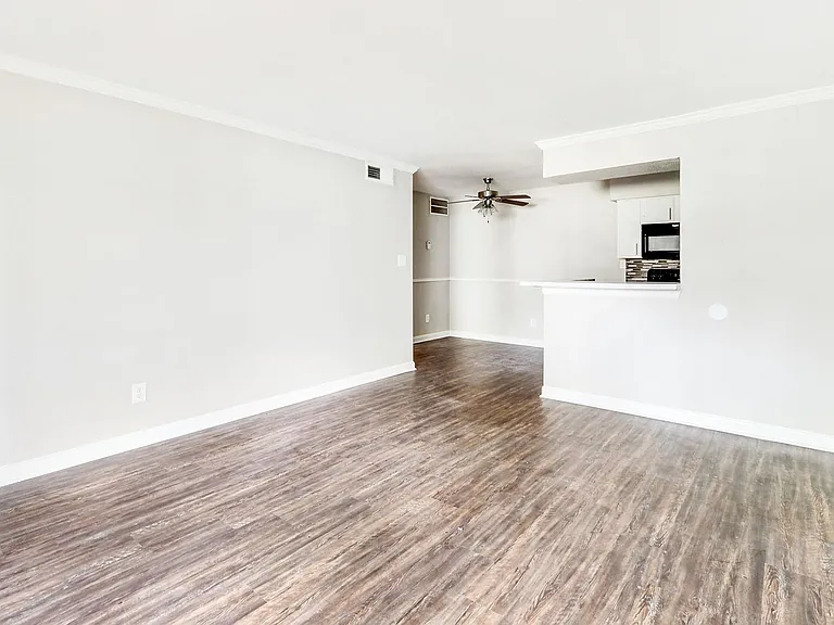 Cambridge Apartments — Photo 10