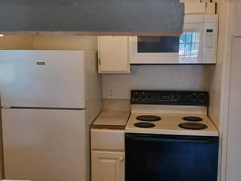 908 SW 6th St #11 — Photo 3