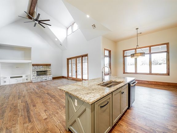 4th image of 4025 Timberline Dr
