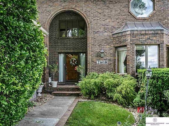 3rd image of 21618 Pinehurst Ave