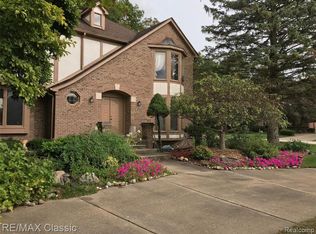 3227 Twin Pond Ct, Bloomfield Hills, MI 48304
