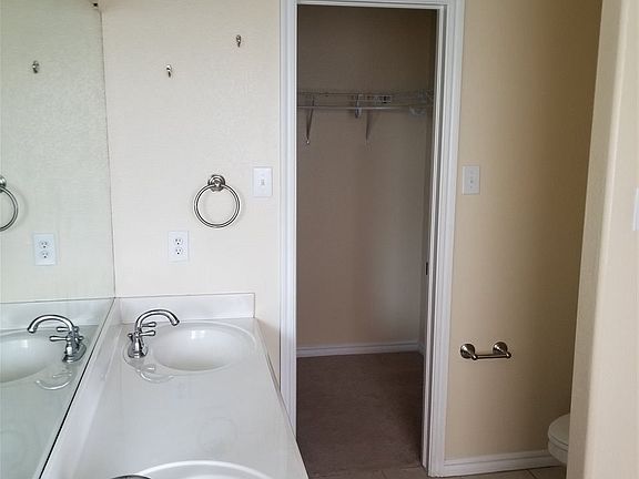 4th image of 2220 SW Oxford Dr