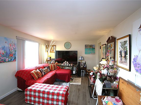 2nd image of 210 Livingston Rd