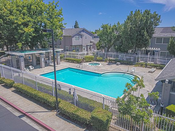 Swimming pool & hot tub / Clubhouse