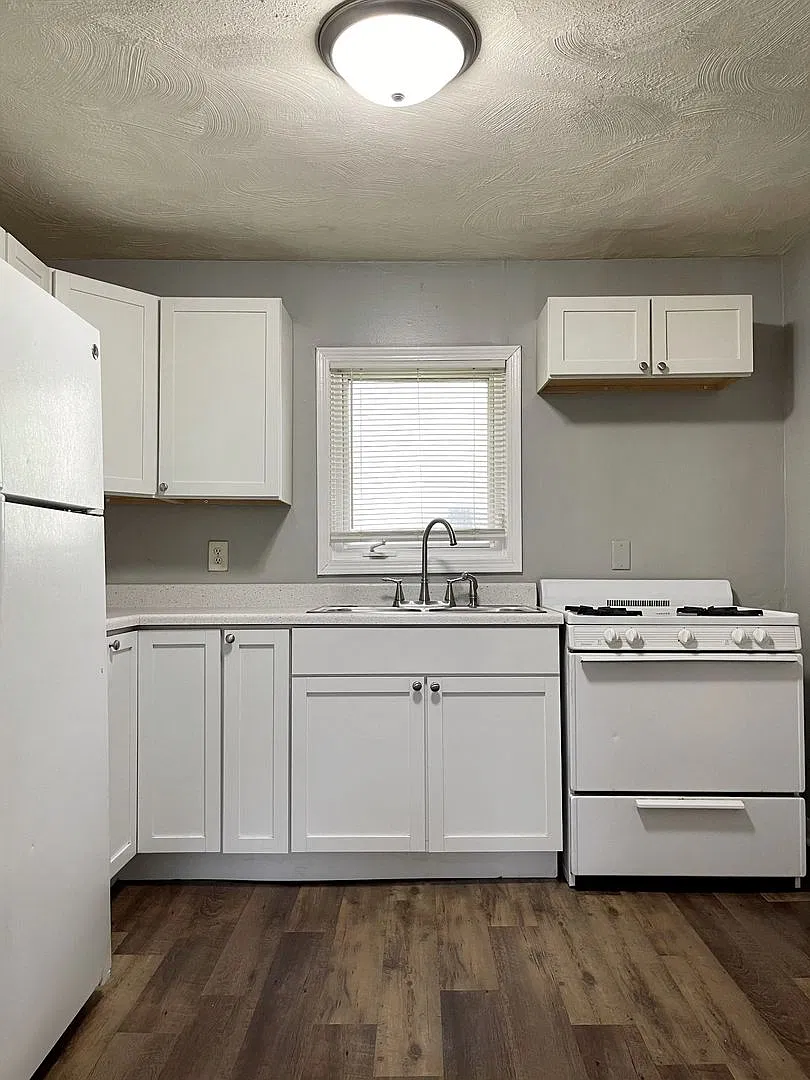 Darling 2 Bedroom 1 Bathroom Home in Minneapolis! — Photo 3