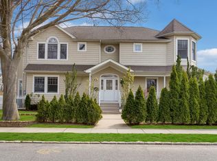 28 Linden St, Manhasset, NY 11030