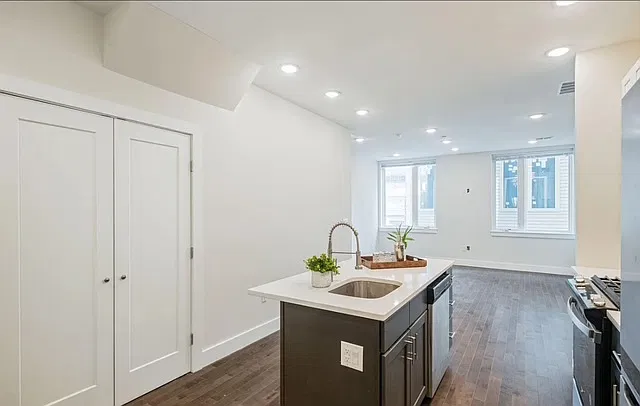 Modern 2BR/2.5BA Retreat|Private Rooftop Deck|Fairmount/Center City — Photo 3